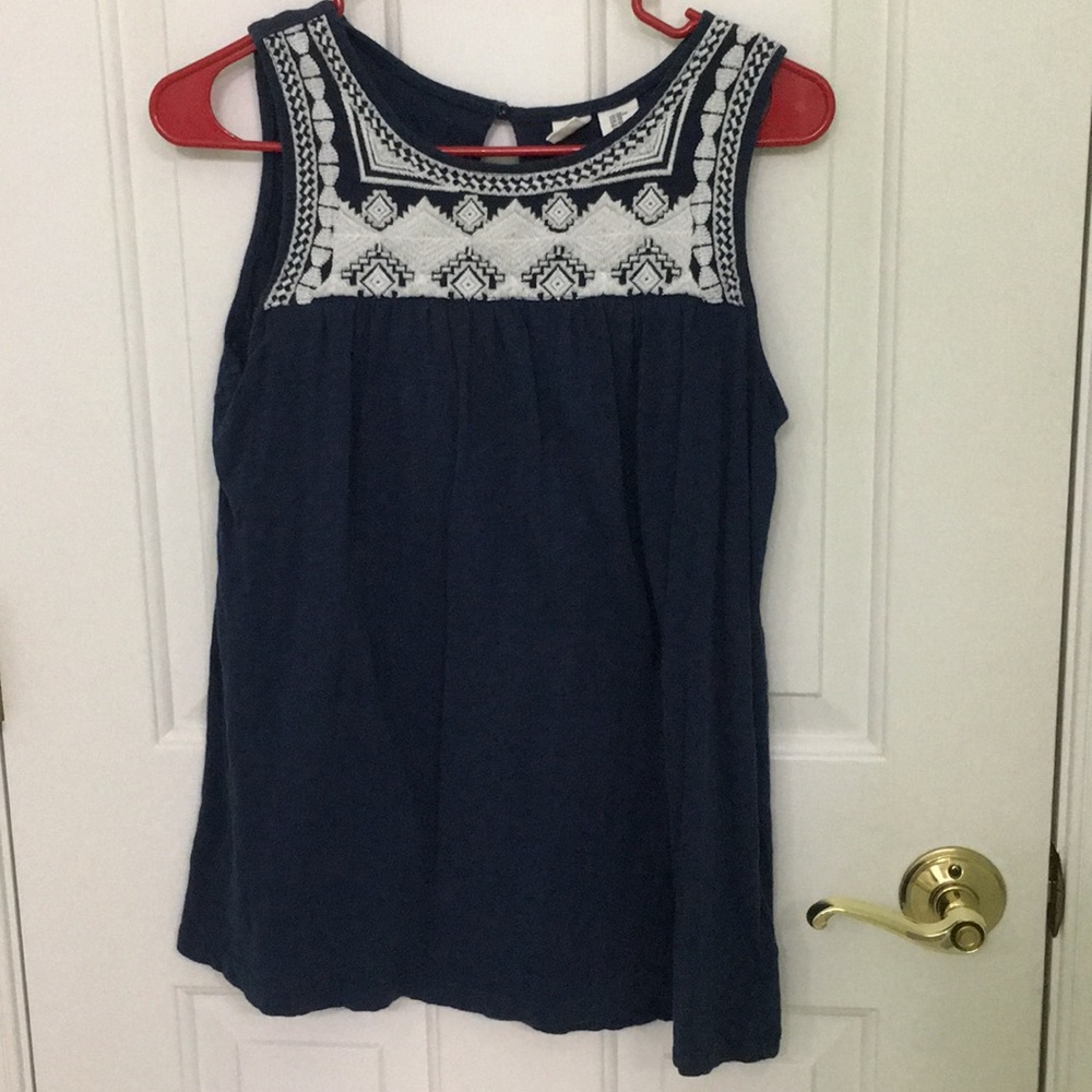 Navy tank top with embroidered pattern